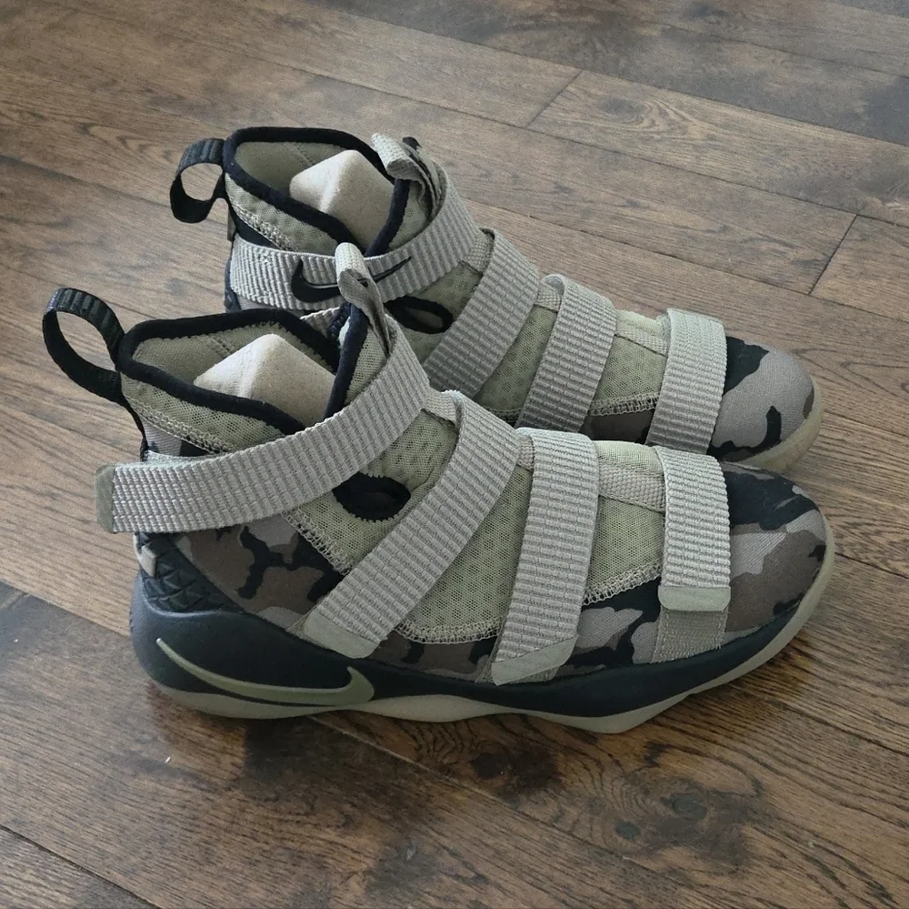 Lebron Soldier XI (GS) Sneaker Size 5Y